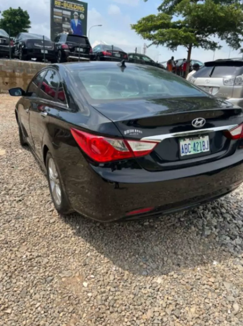 Hyundai Sonata   - 2011