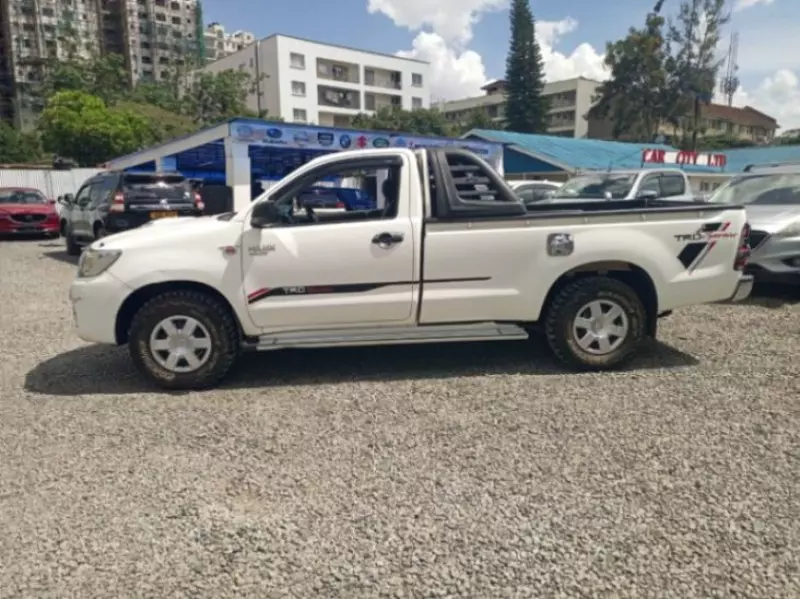 Toyota Hilux   - 2014