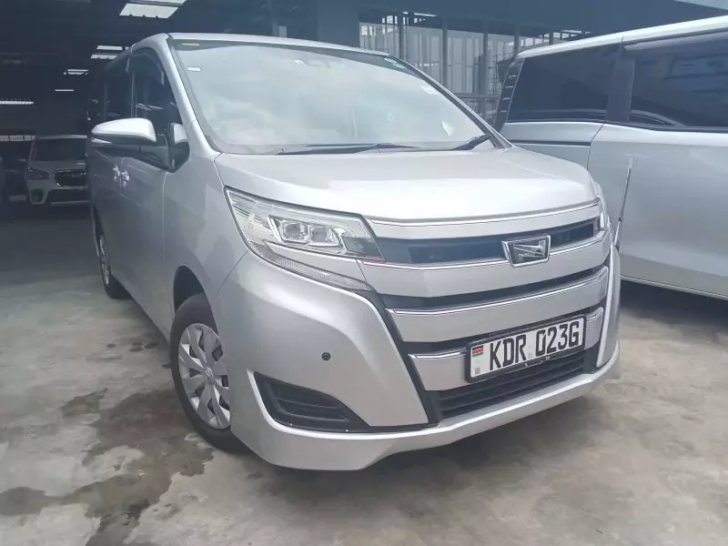 Toyota Noah   - 2017