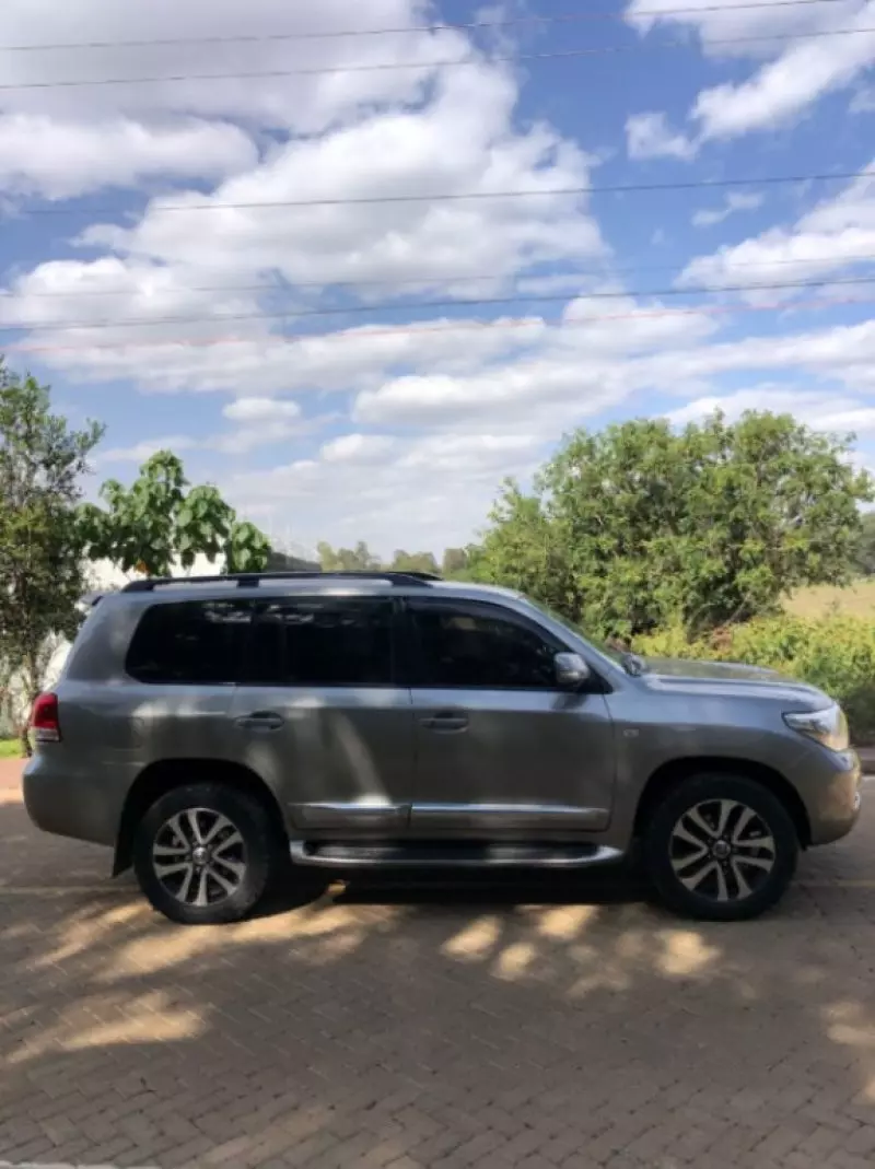 Toyota Landcruiser  V8   - 2010