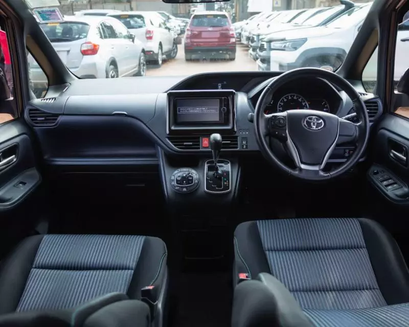 Toyota Noah   - 2014