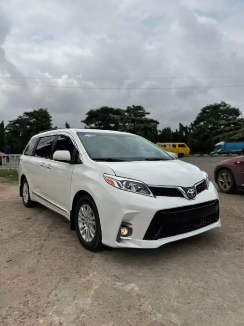Toyota Sienna   - 2017