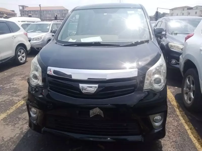 Toyota Noah   - 2012