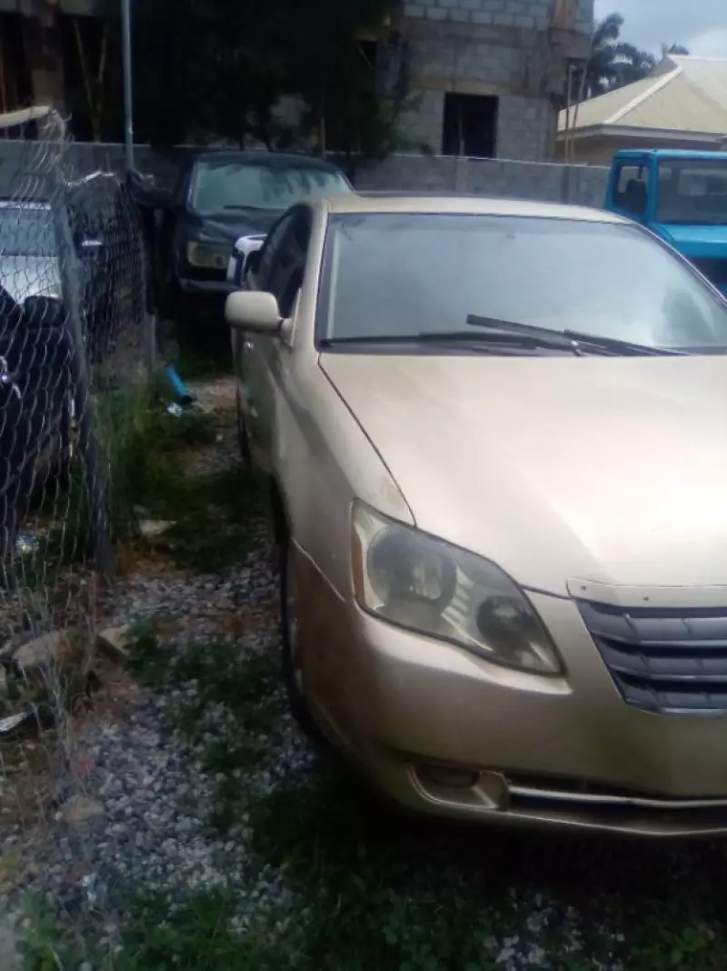 Toyota Avalon   - 2005