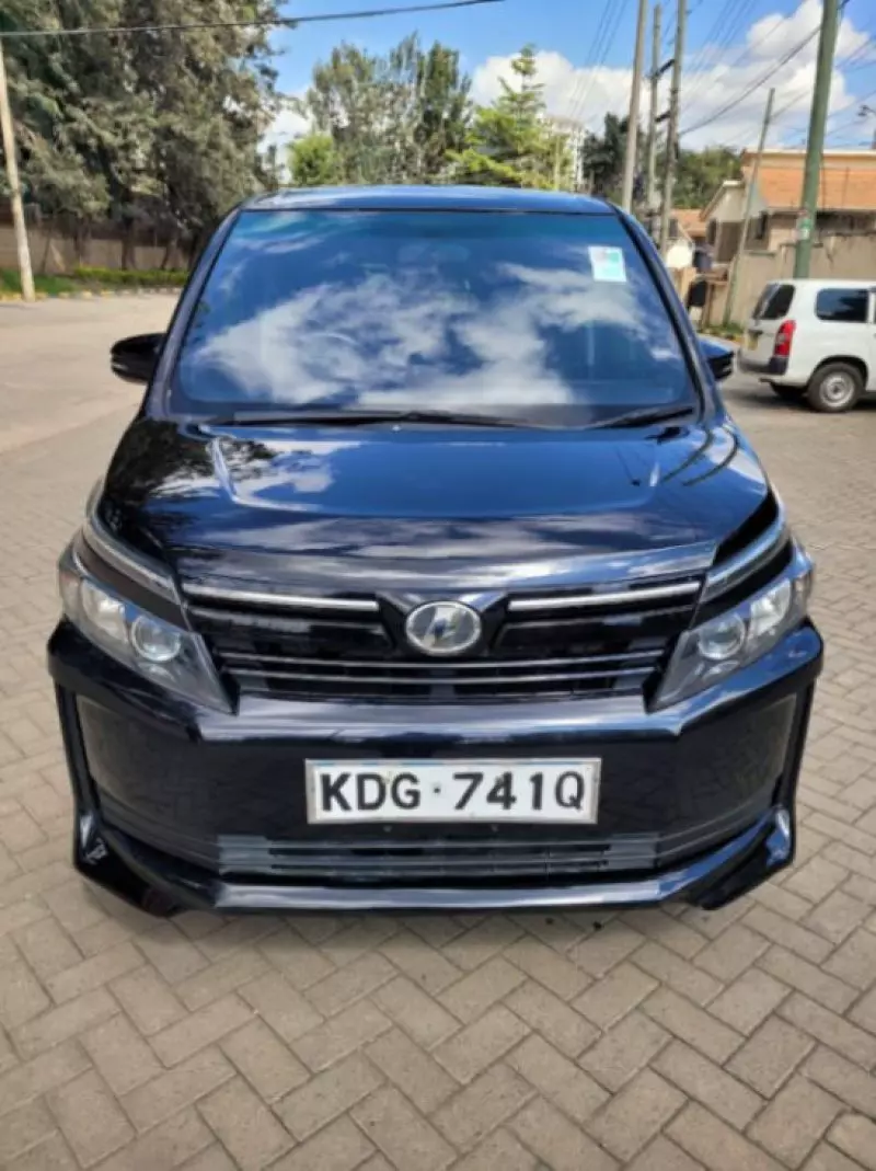 Toyota Voxy    - 2014