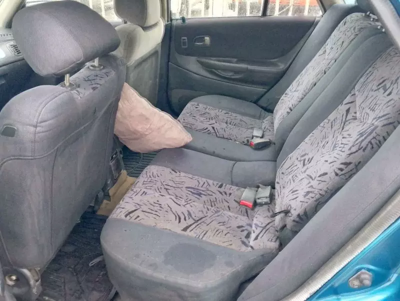 Mazda 323   - 2000