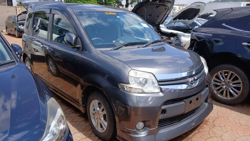 Toyota Sienta   - 2011