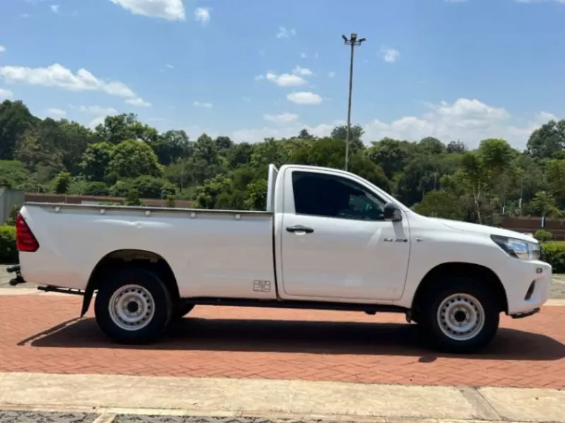 Toyota Hilux    - 2020