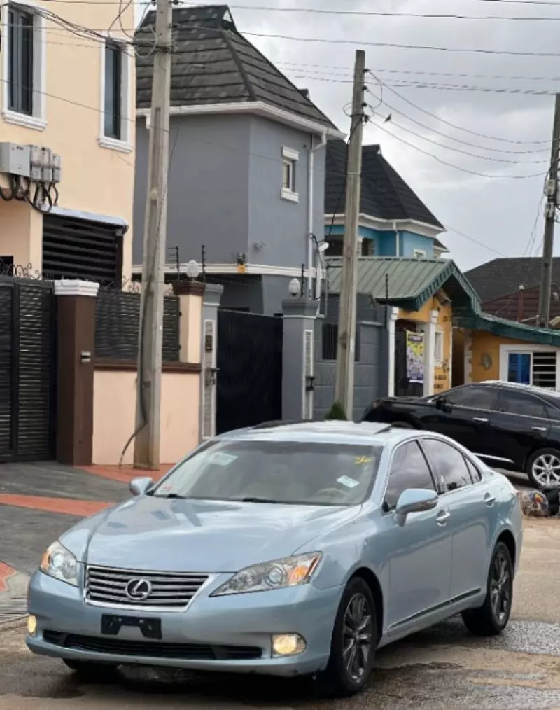 Lexus ES 350   - 2010