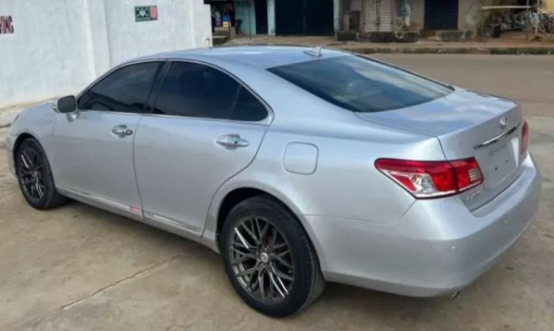 Lexus ES 350   - 2010