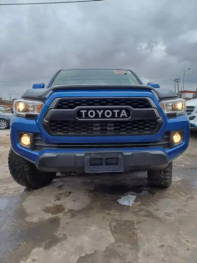 Toyota Tacoma   - 2017