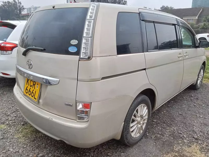 Toyota Isis    - 2011