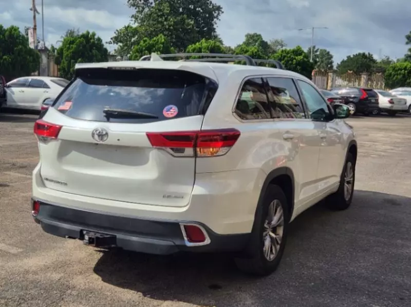 Toyota Highlander   - 2016