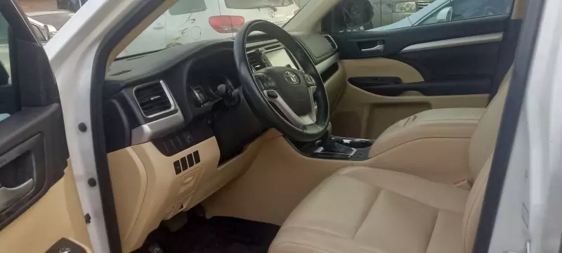 Toyota Highlander   - 2016