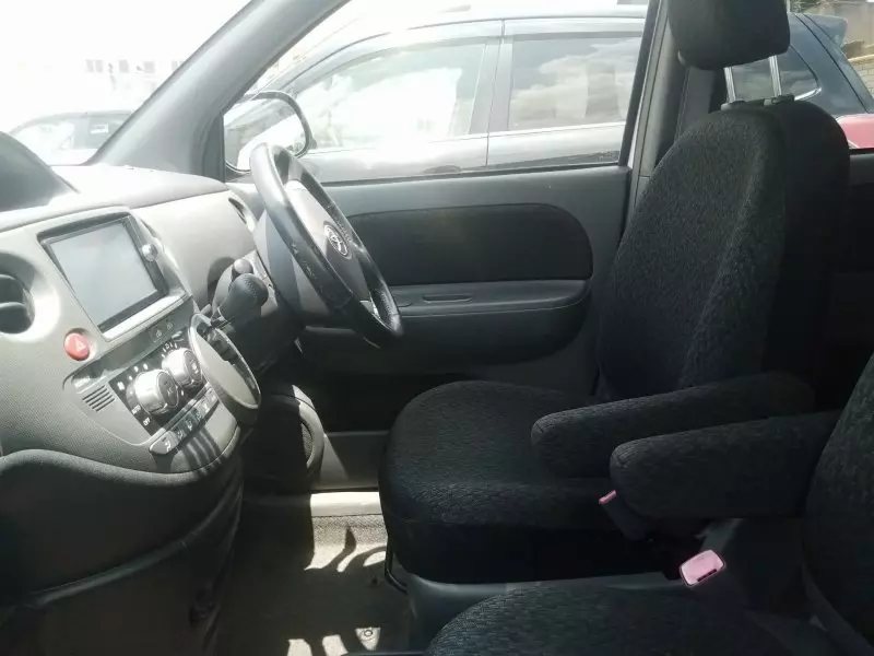 Toyota Sienta   - 2012