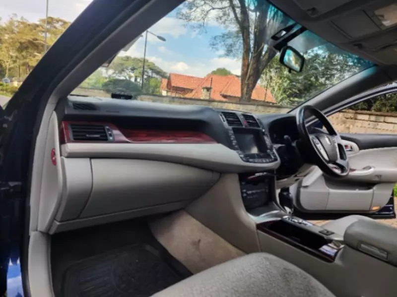 Toyota Crown Royal saloon    - 2012
