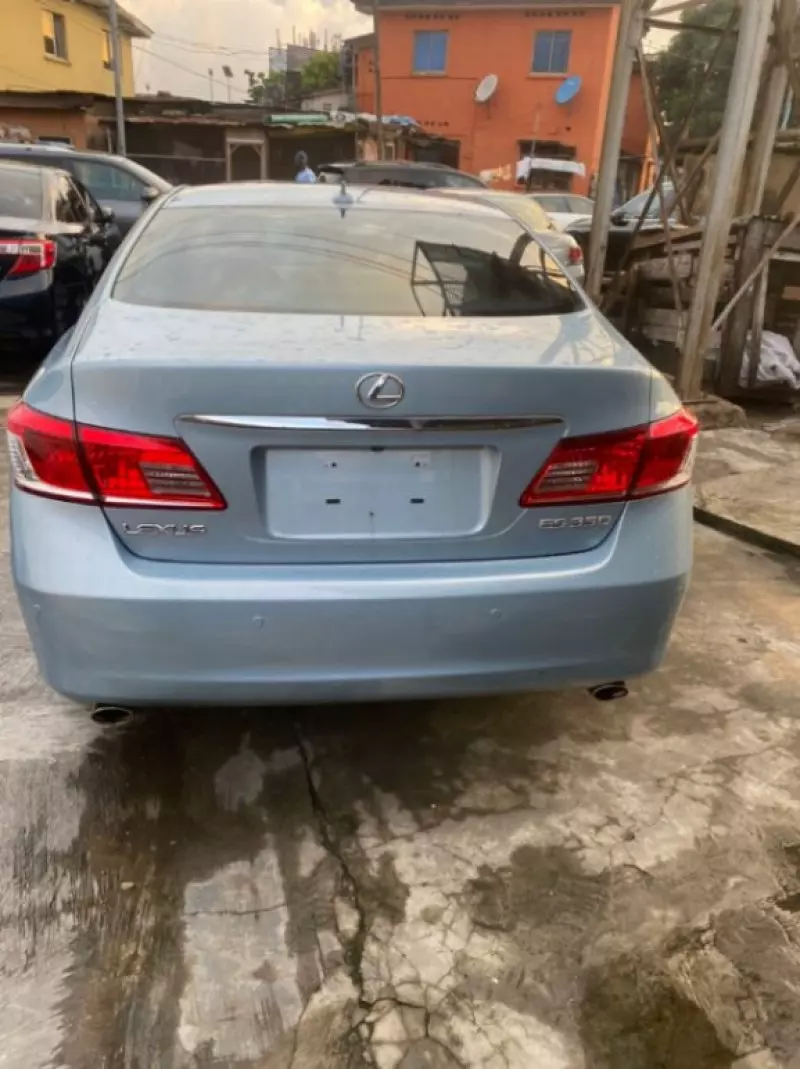 Lexus ES 350   - 2010