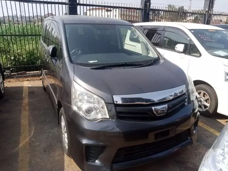 Toyota Noah   - 2012