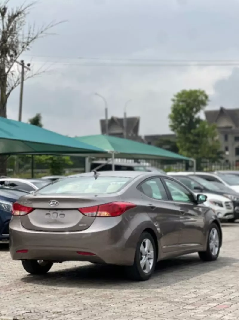 Hyundai Elantra   - 2011