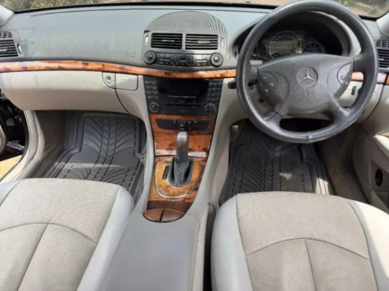 Mercedes-Benz E200   - 2005