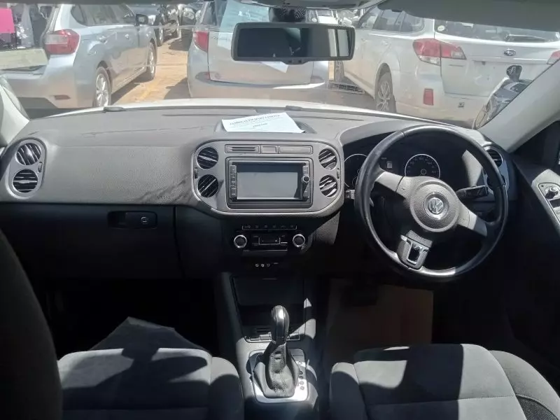 Volkswagen Tiguan   - 2015