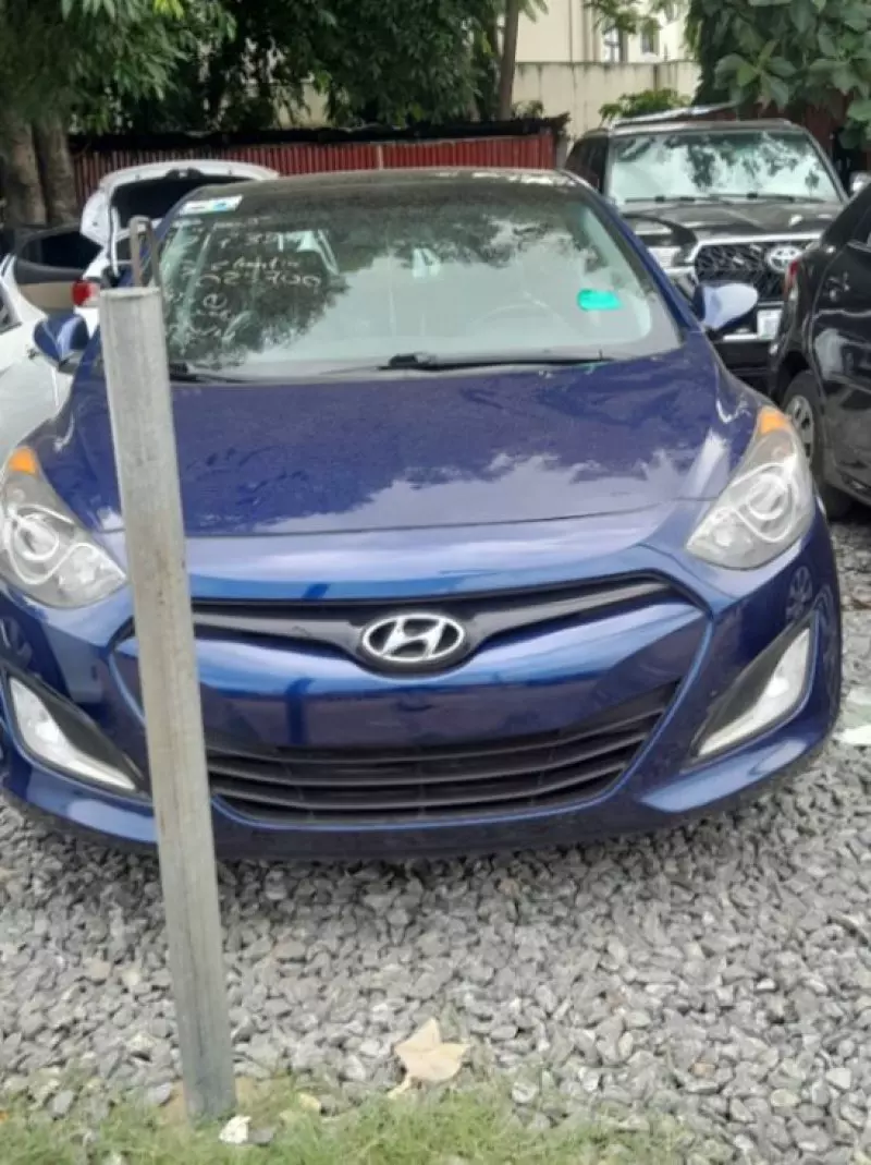 Hyundai Elantra   - 2013