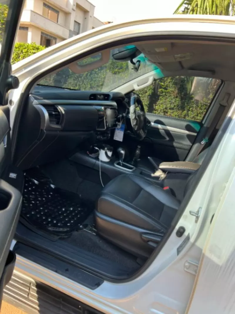 Toyota Hilux   - 2021