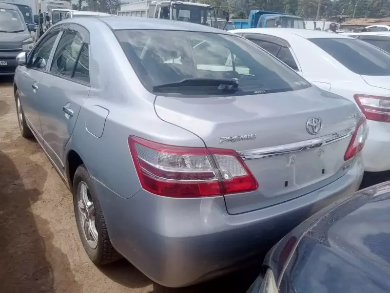 Toyota Premio    - 2011