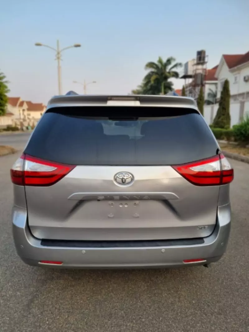 Toyota Sienna - 2015