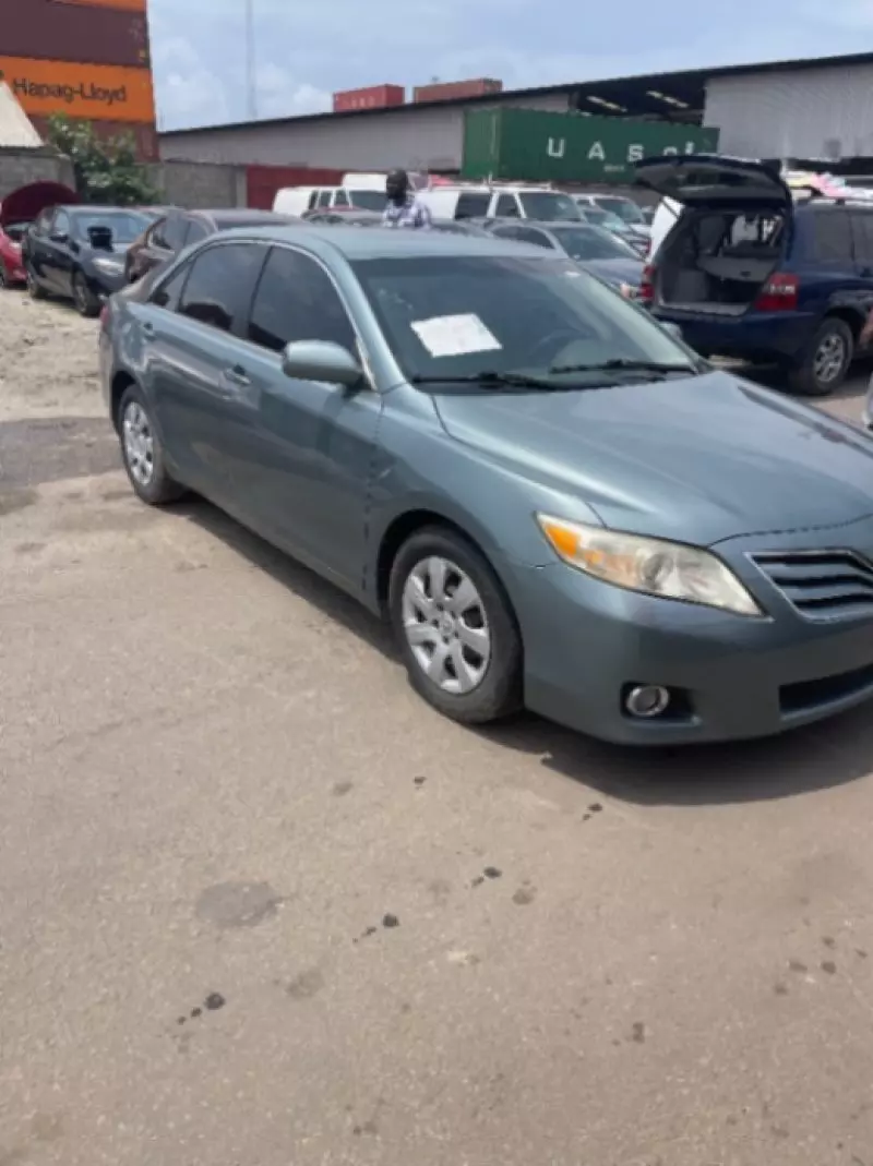 Toyota camry   - 2011