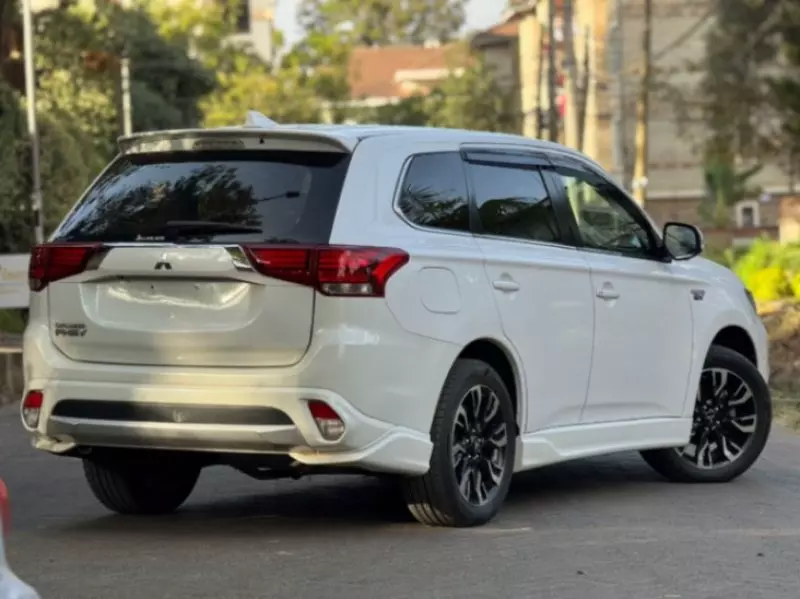 Mitsubishi Outlander hybrid    - 2017