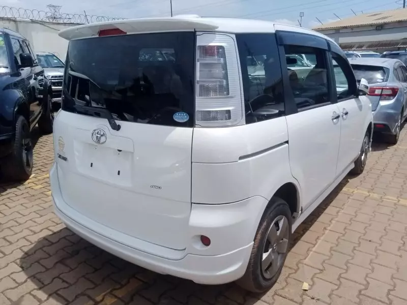 Toyota Sienta   - 2012