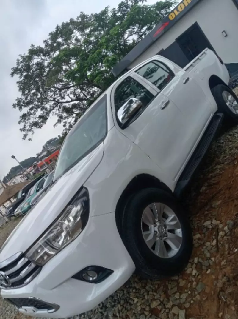 Toyota Hilux    - 2020