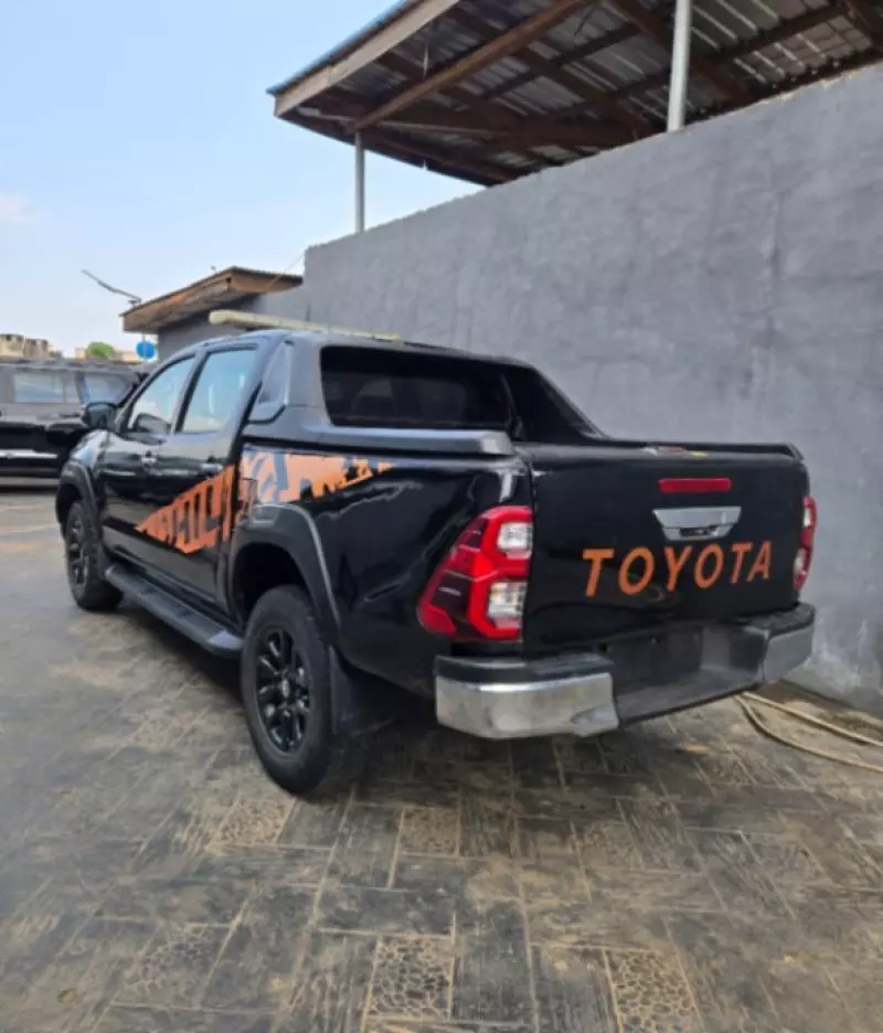 Toyota Hilux   - 2015