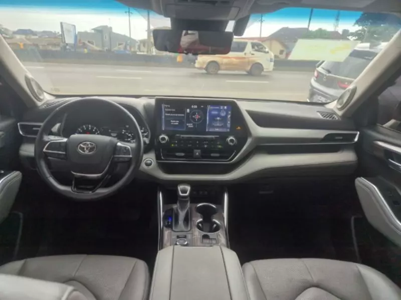 Toyota Highlander   - 2021