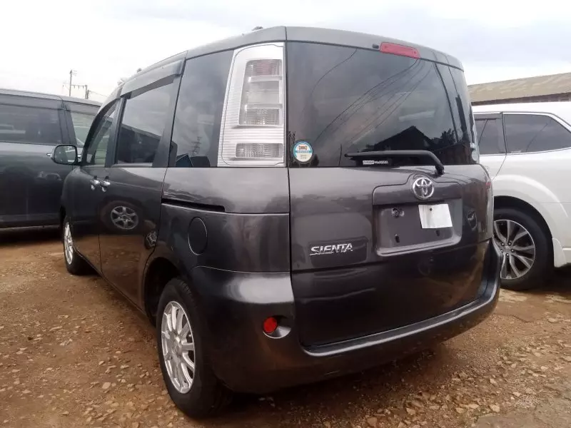 Toyota Sienta   - 2012