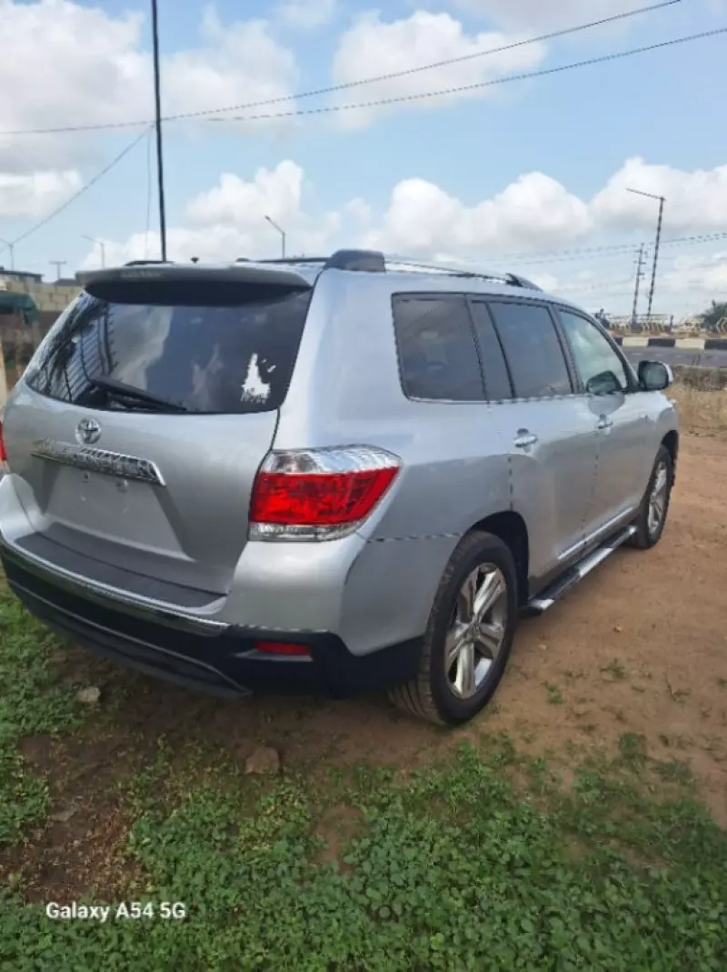 Toyota Highlander   - 2011