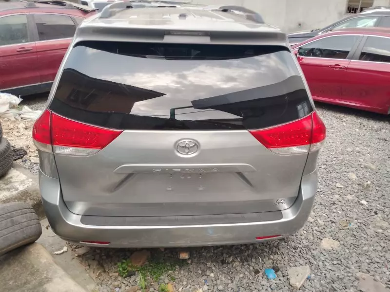 Toyota Sienna   - 2011