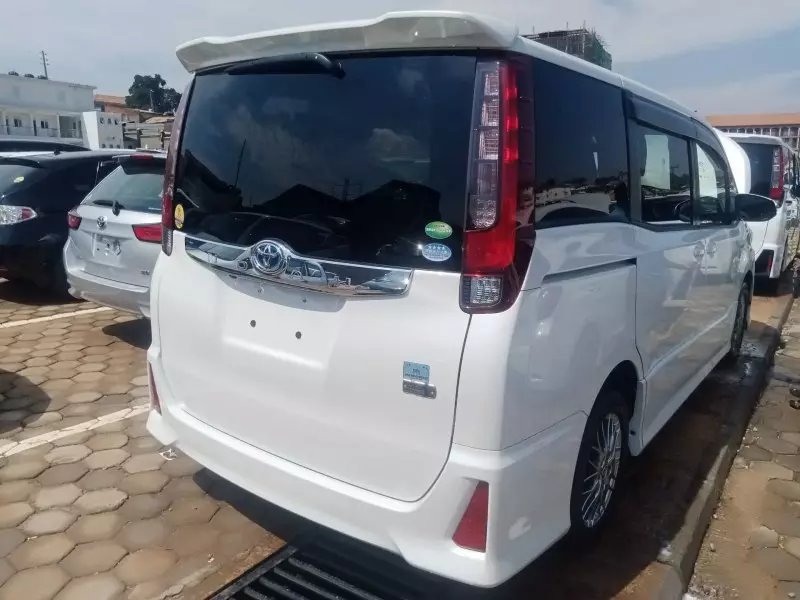 Toyota Noah Hybrid