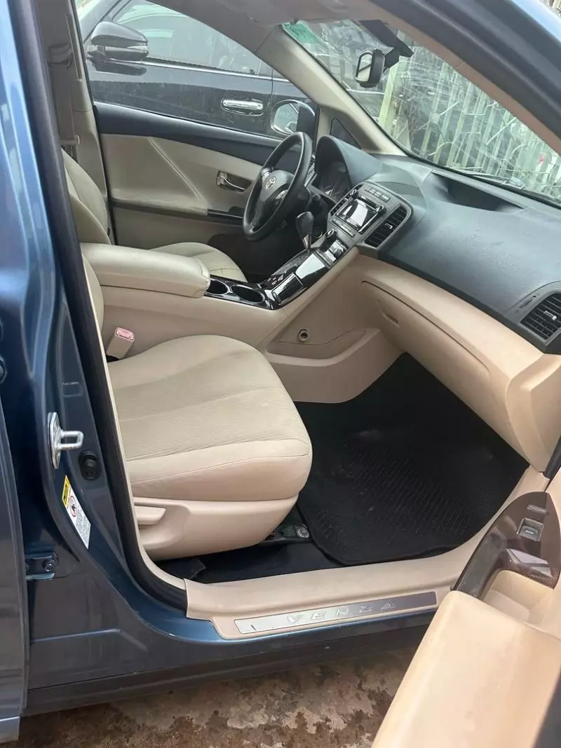Toyota Venza   - 2011