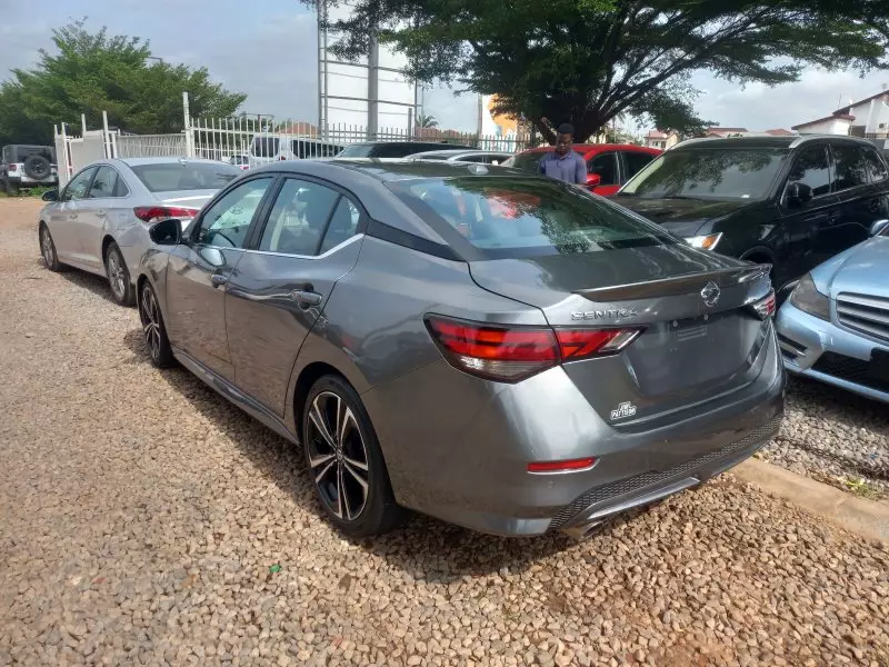 Nissan Sentra   - 2020