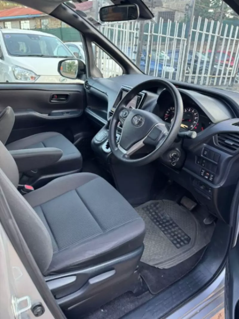 Toyota Noah   - 2017