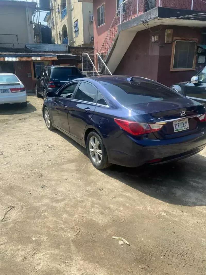 Hyundai Sonata   - 2011