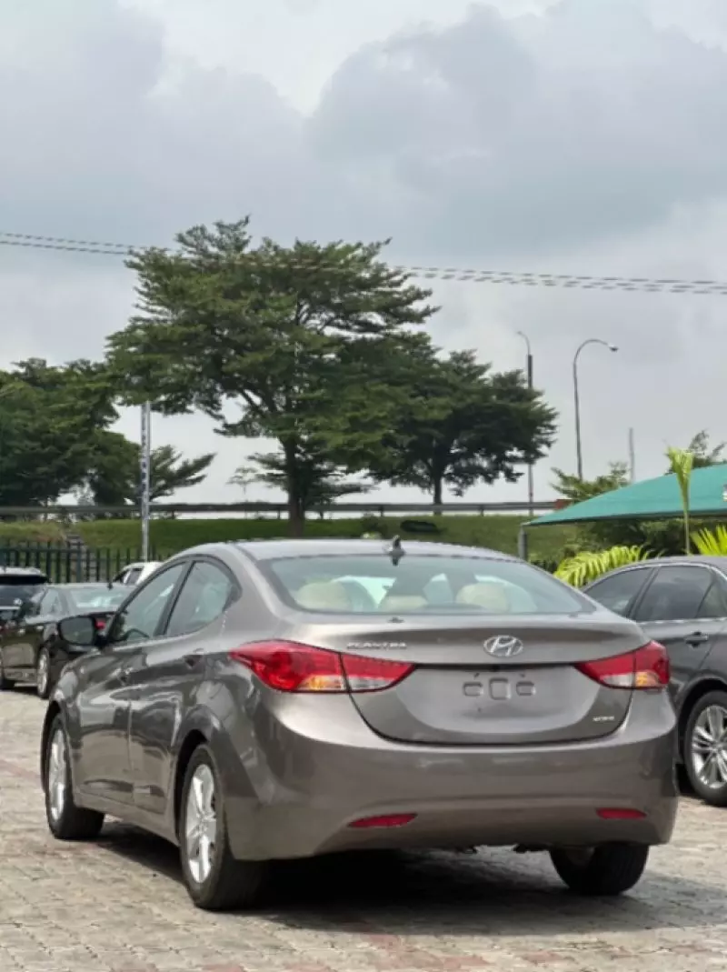 Hyundai Elantra   - 2011