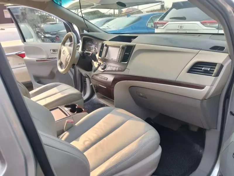 Toyota Sienna   - 2011
