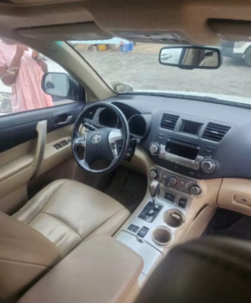 Toyota Highlander   - 2012