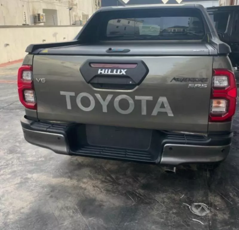 Toyota Hilux   - 2022