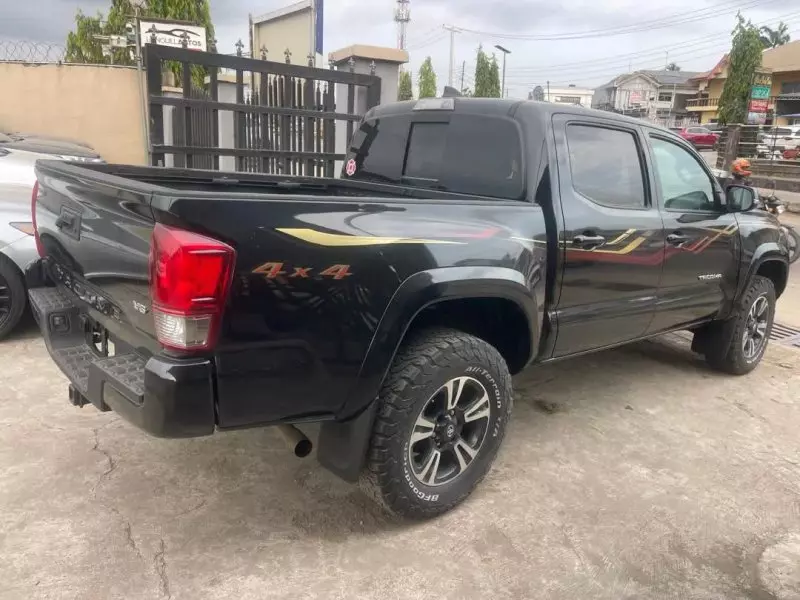 Toyota Tacoma   - 2017