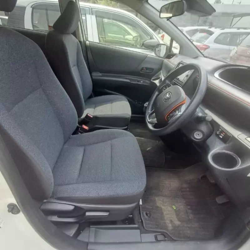 Toyota Sienta   - 2018
