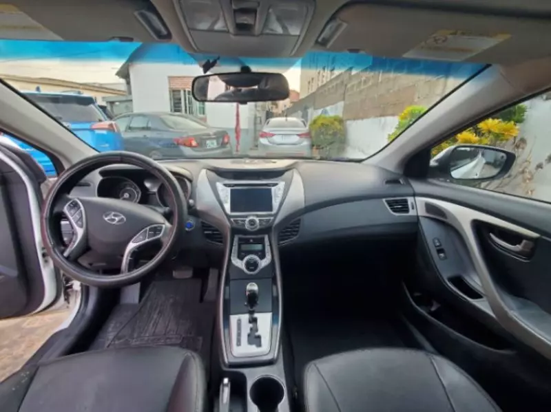 Hyundai Elantra   - 2012